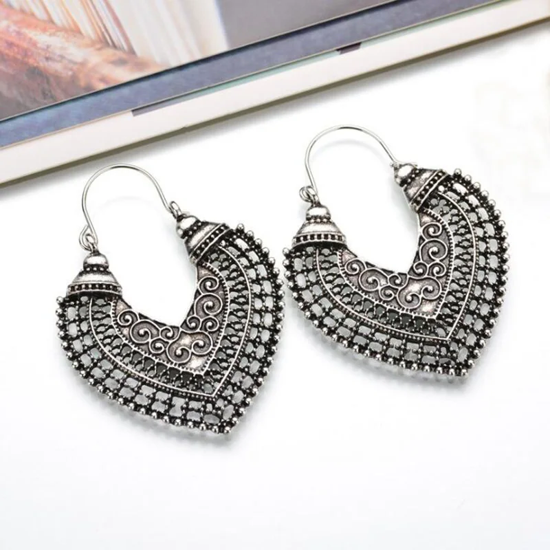 Heart-shaped Carved Hollow Earrings for Women Vintage Ethnic Style Earrings Personality Hanging Earrings Charming Ear  Jewelry