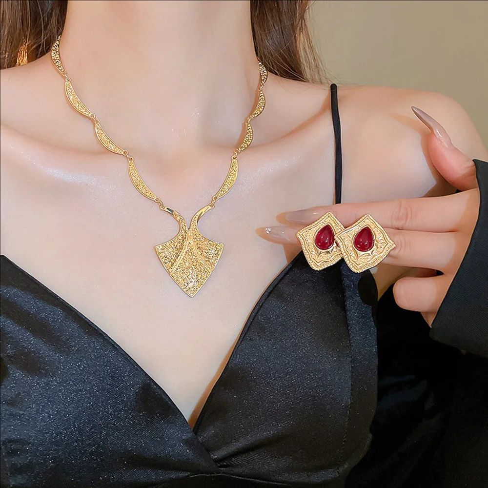 

Patterned Relief Geometric Studs Necklace Set Retro Style Collarbone Chain French Elegant And Fashionable Jewelry