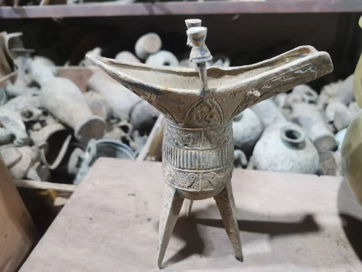 Be unearthed Old bronze ware, wine goblet, three legged imperial cup