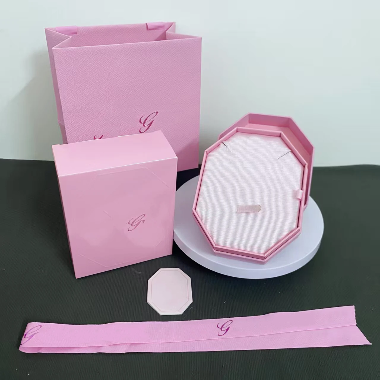 

Новая модель 2026 года: Набор из 1 предмета в красивой розовой подарочной коробке