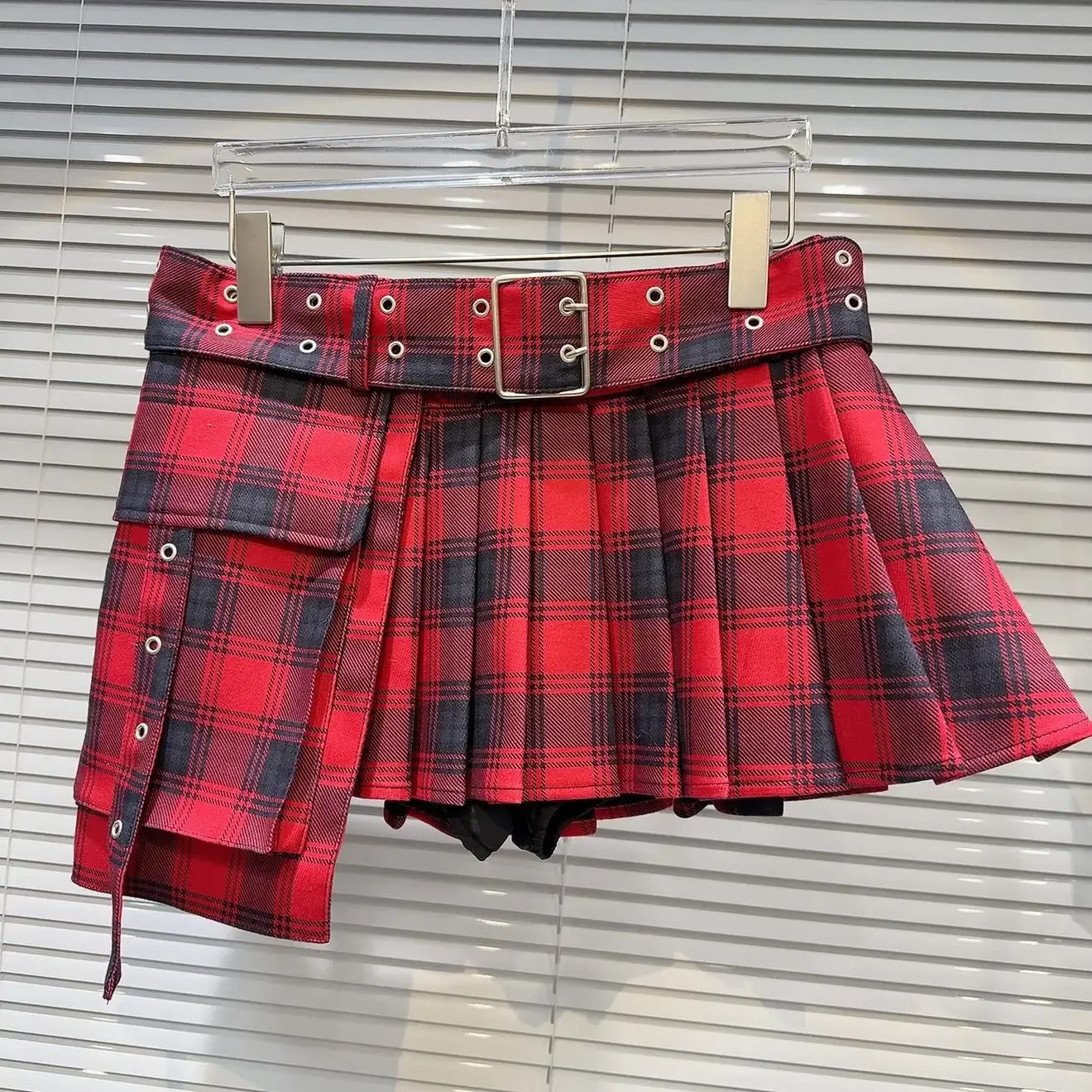 2025 Spring New Street Cool Red Plaid Beveled Pocket with Belt Pleated Skirt Short Skirt for Women Ladies