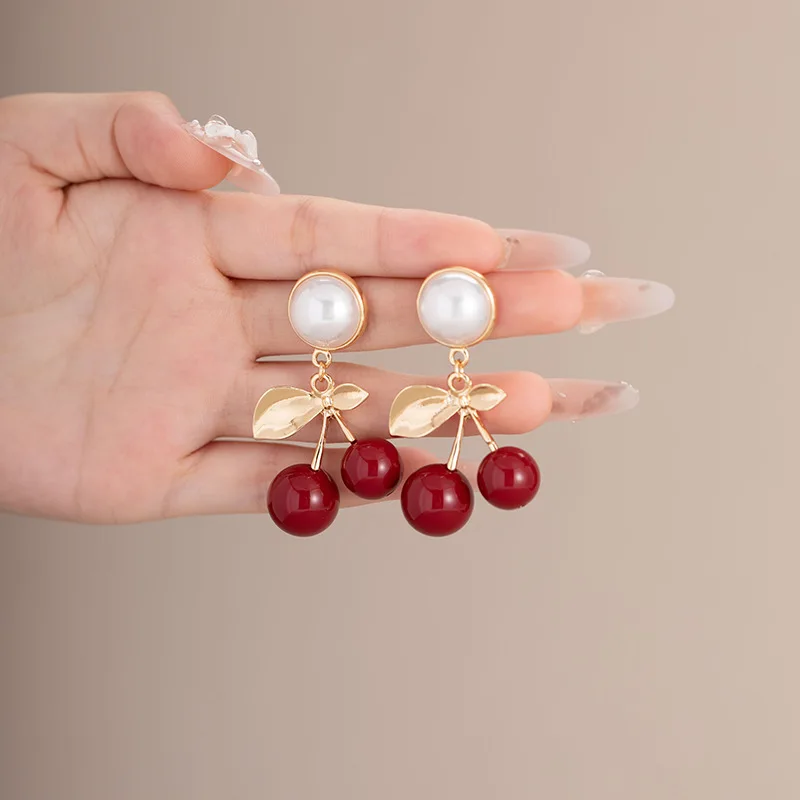 Sweet Vintage French Cherry Pearl Pendant Earrings Mosquito Coil Clip-on for No Piercing Cute Fruit Style Timeless Charm Jewelry