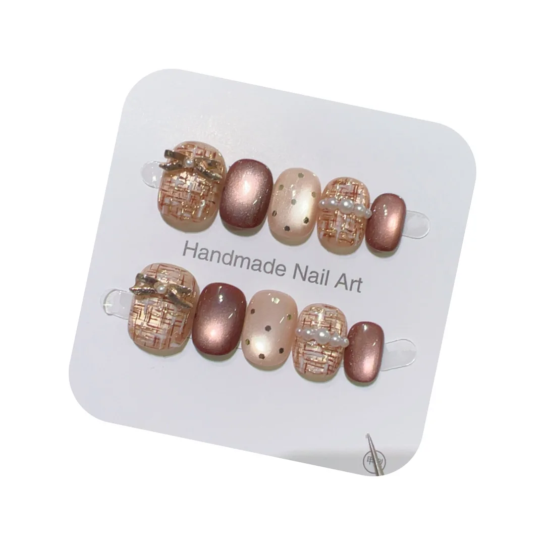 

Элегантные накладные ногти для офиса – коричневый оттенок с жемчужными акцентами, роскошные и осветляющие для свиданий