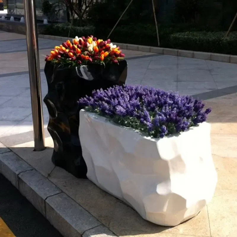 Large Durable Indoor Outdoor Art Decoration Custom Black and White Fiberglass Odd Square Flowerpot Vase Resin Crafts Planter