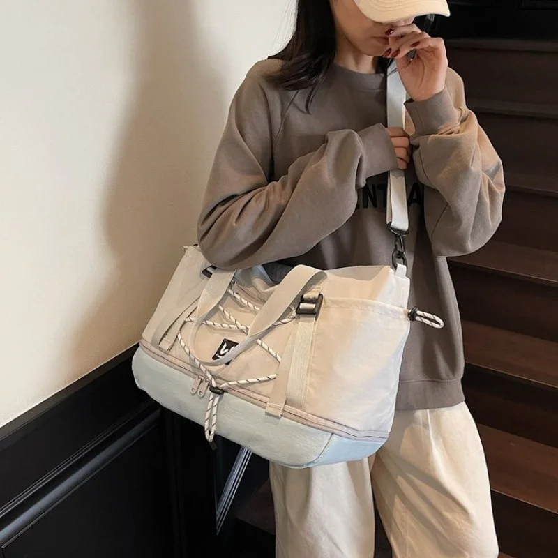 حقيبة كروس عصرية أنيقة وبسيطة وتصميم عصري فريد وسعة كبيرة من الجلد بلون سادة للنساء