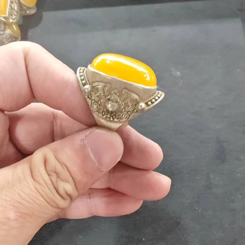 Unisex Vintage Ovaler Gelber Cabochon-Ring mit Antiker Metallperlenfassung, Verziert mit Geschnitzten Seiten, Boho Tribal Statement Fingerschmuck – Detail 3