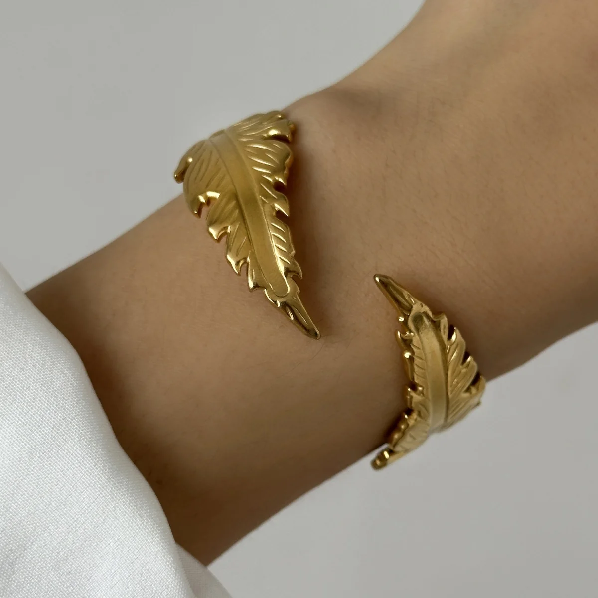 Vintage-Mode Metall Blätter Offene Manschette Armbänder Für Frauen Männer Edelstahl Gold Farbe Feder Armreif Ästhetischen Partei Schmuck