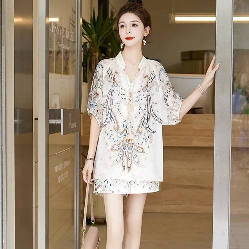 

Прямые крутые короткие комплекты для женщин. Рубашки и блузки с v-образным вырезом для вечеринок. Новые товары. Тенденции. Легкие одинаковые роскошные женские шорты.