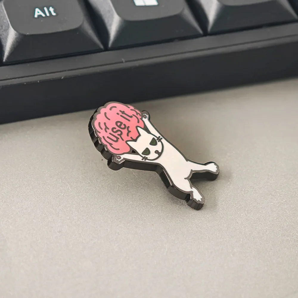 Lustige Katzen-Emaille-Pins mit sarkastischem Meme-Motiv, niedliche weiße Kätzchen-Metallabzeichen, Rucksack-Anstecknadel, Schmuckgeschenk – Detail 5