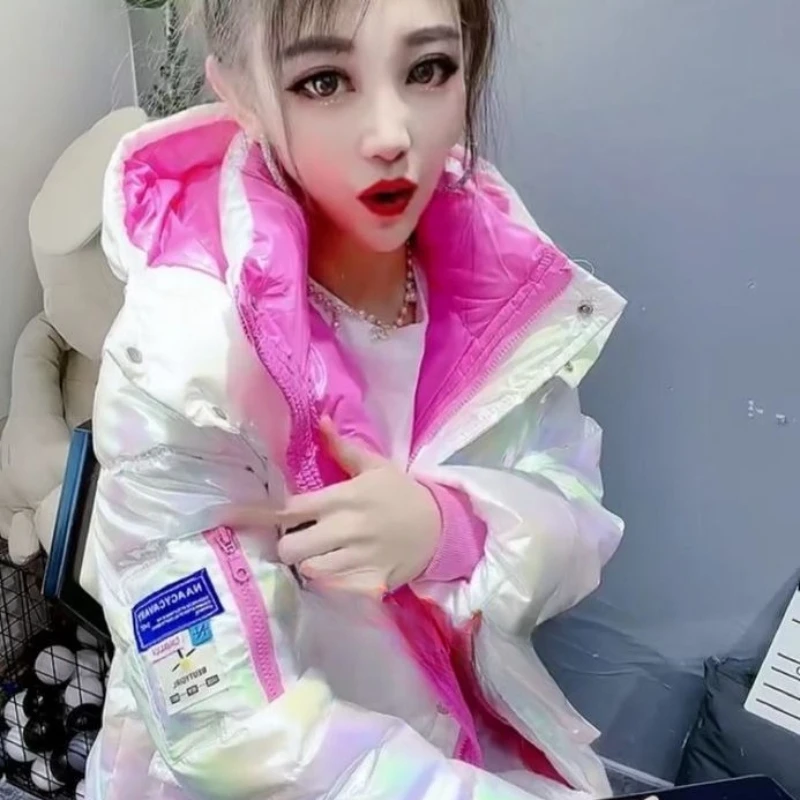 เสื้อแจ็คเก็ตผ้าฝ้ายบุนวมสีลูกกวาดเงาแบบติดซิปติดป้ายสีตัดกัน ความยาวปานกลางถึงยาว