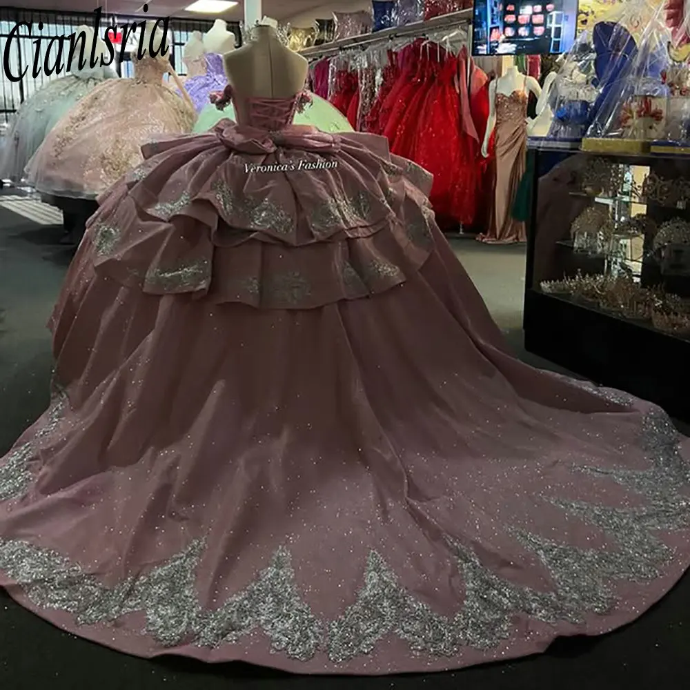 Abiti Quinceanera con fiocco rosa con spalle scoperte Abito da ballo con strascico staccabile Applicazioni in argento Pizzo Dolce 15 anni Messicano personalizzato