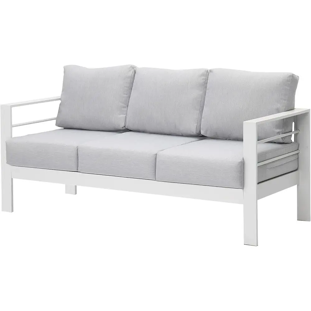 

Всепогодный 3-местный диван для патио с белым металлическим каркасом и светло-серыми подушками