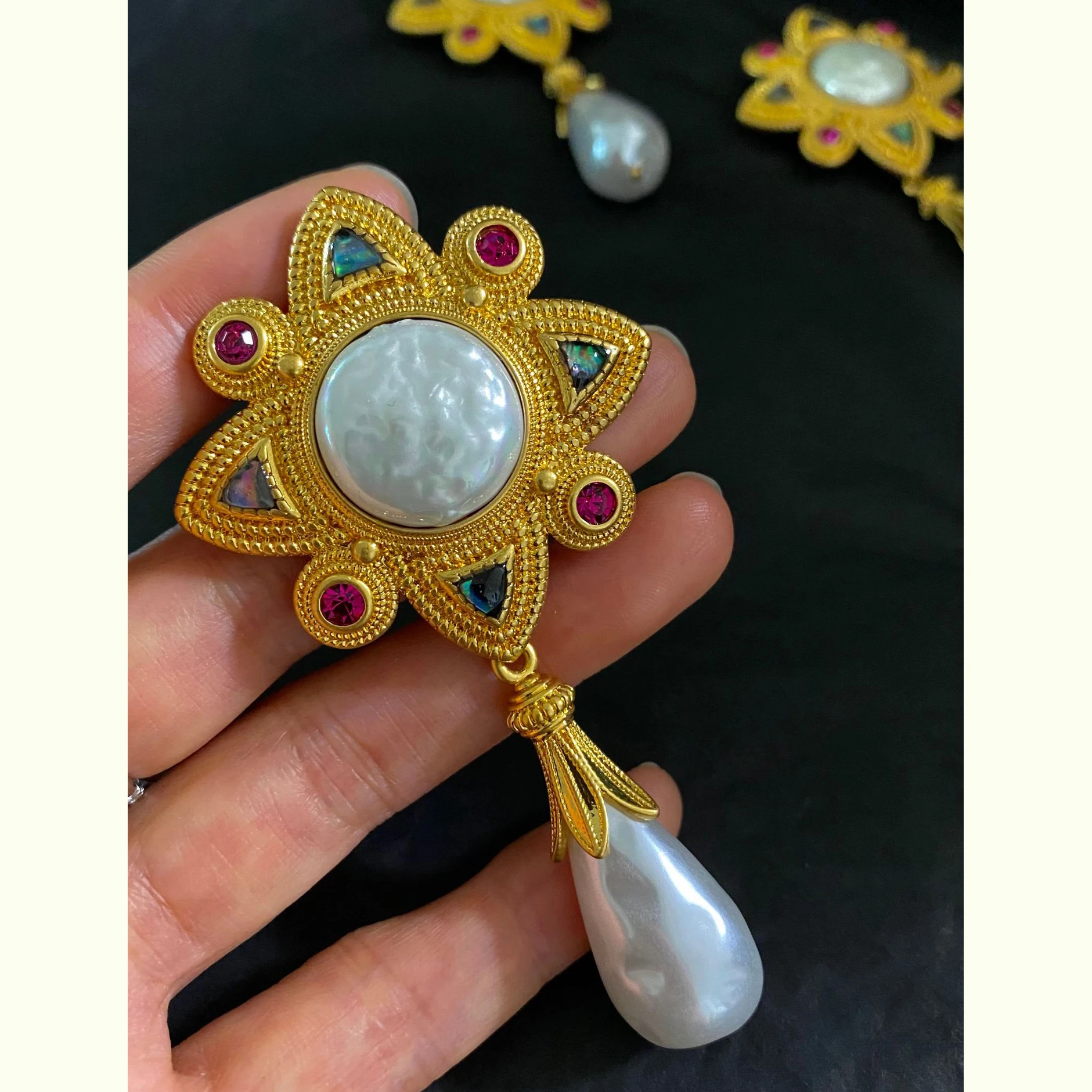 Europe America Brass Plated Gold Natural Baroque Pearl Retro Elegant Brooch Women Top Quality Vintage Jewelry