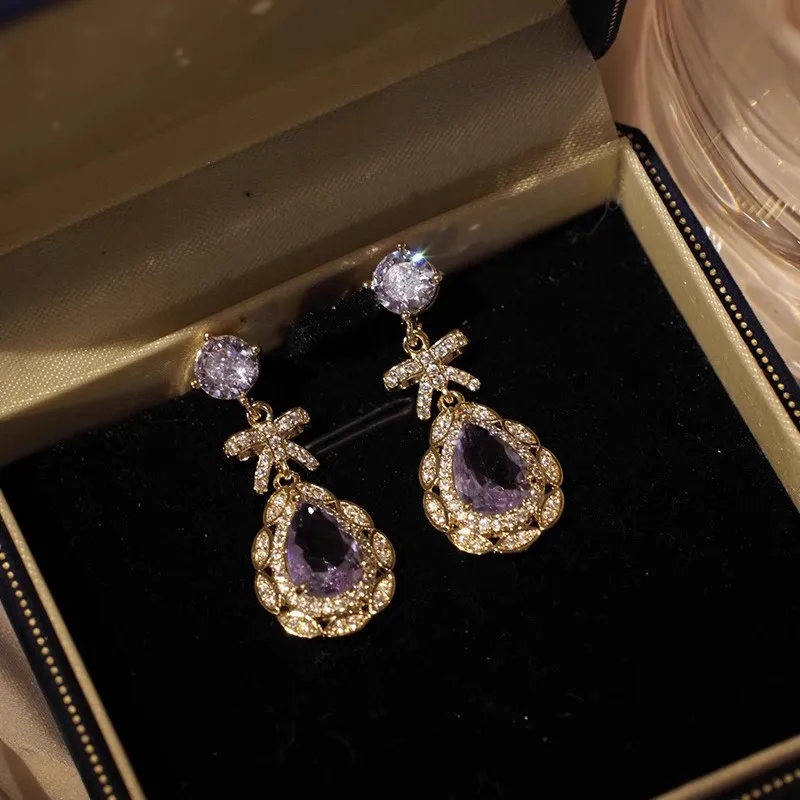 Huitan Romantische Birnenförmige Lila Zirkonia Hängeohrringe für Damen Goldfarben Elegante Süße Tropfenohrringe Hochzeitsschmuck