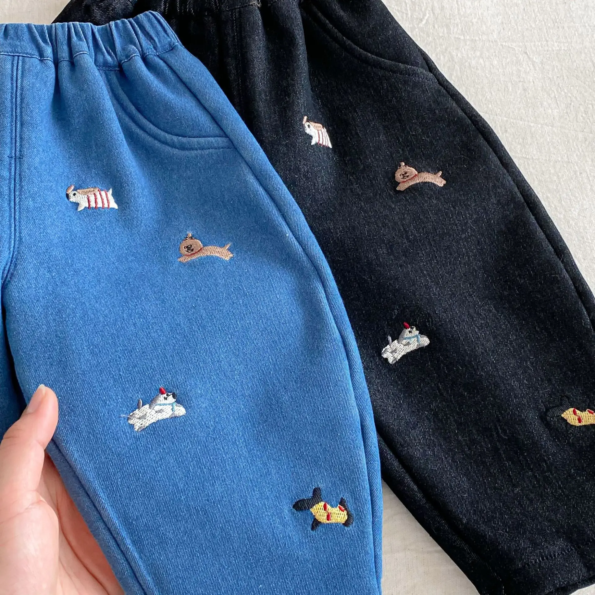 جينز كارتوني للأطفال 2025 شتاء جديد للأولاد تطريز أنيق مع سراويل مخملية 1-5 سنوات سراويل جينز دافئة للفتيات