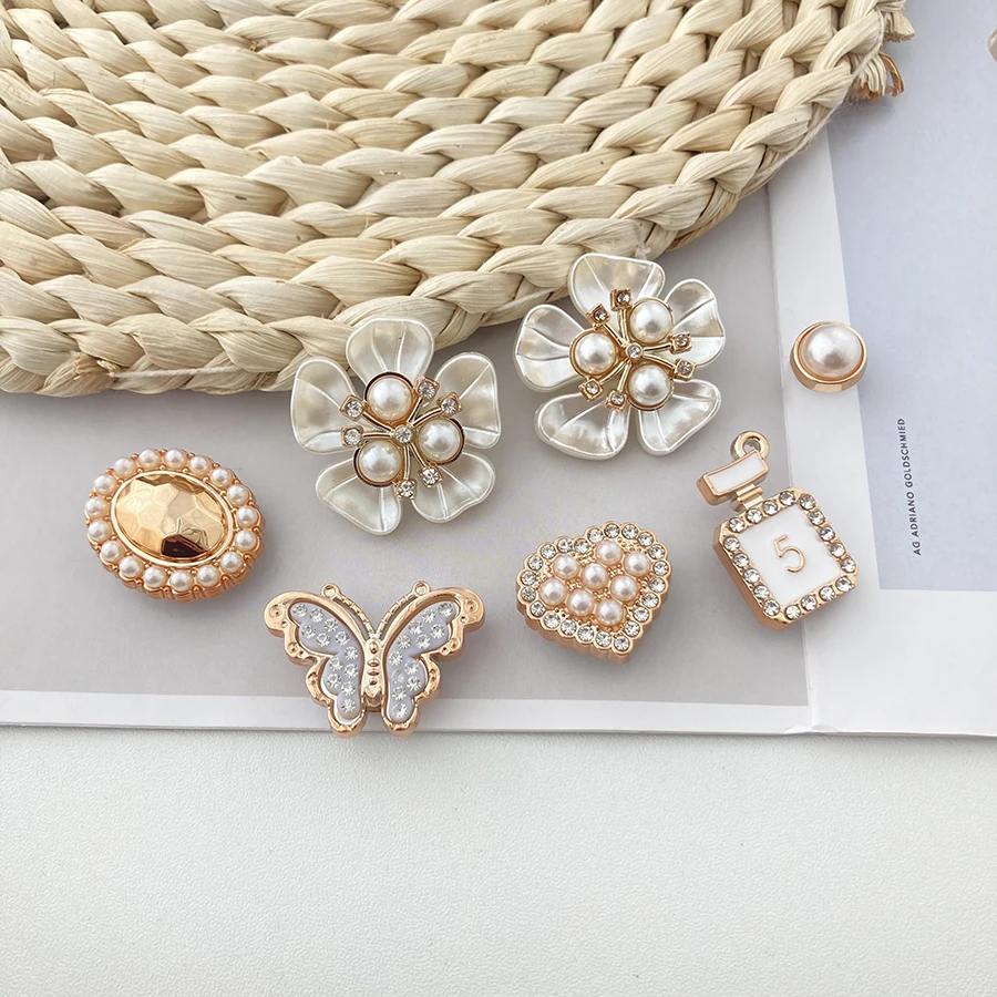 16 szt. Zawieszki do butów z motywem motyla, kwiatów i perfum, wykonane z ABS i perłami, odłączane, odpowiednie do Crocsów, chodaków, sandałów, idealne na prezent na imprezę.