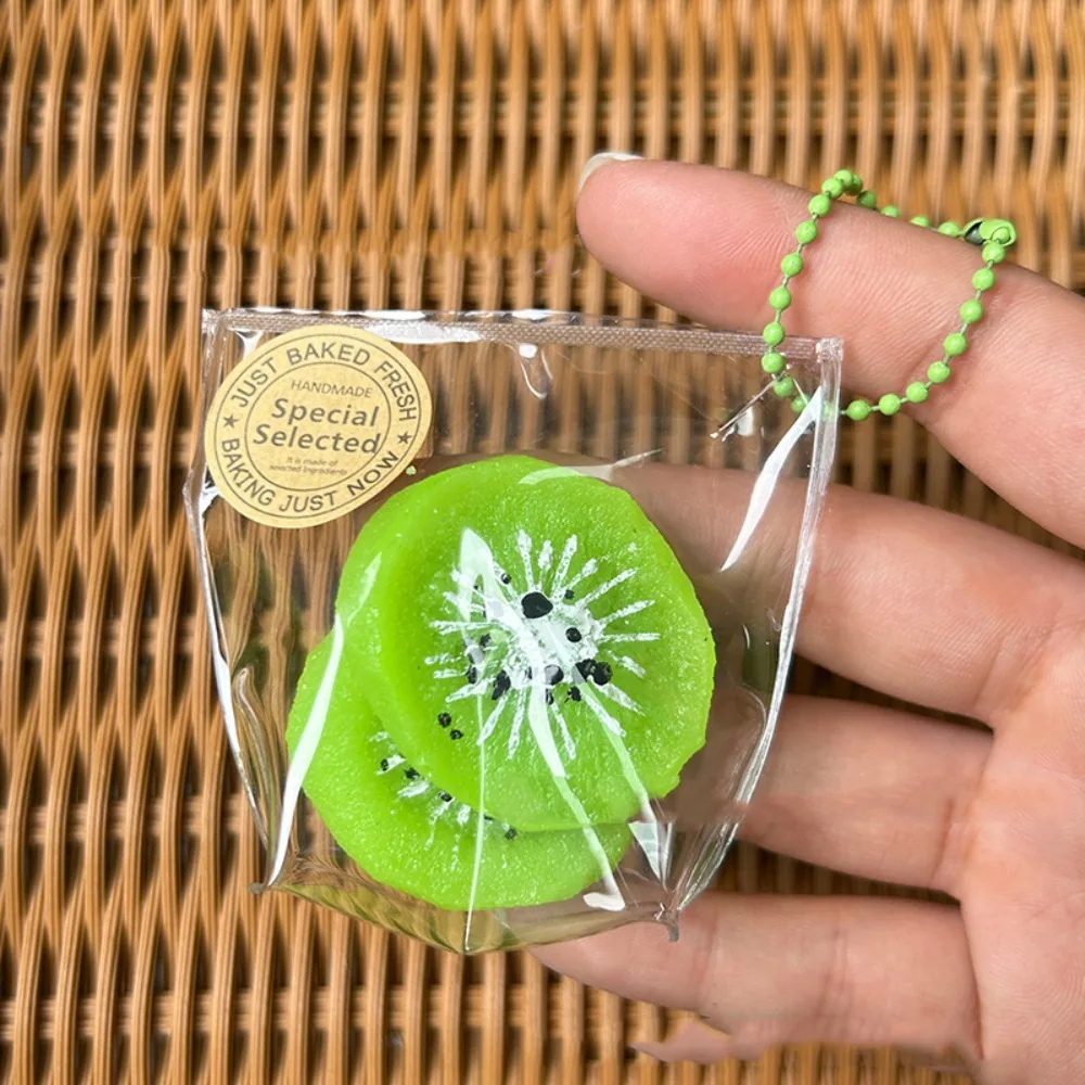 ผลไม้จําลองน่ารักผลไม้บีบของเล่นสตรอเบอร์รี่ Sensory ของเล่นจําลองผลไม้บีบกระเป๋าการ์ตูน TPR