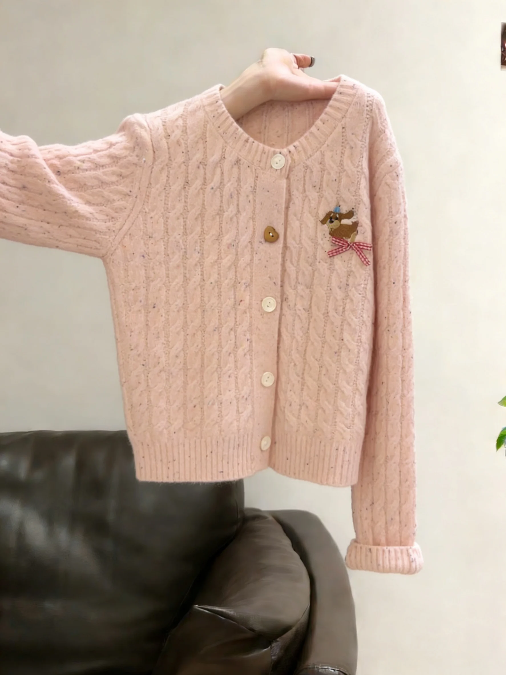 

Нежно-розовый вязаный свитер-кардиган с вышивкой для женщин, весна-осень, маленький размер, молодежный, мягкий, с мультяшным принтом, длинный рукав