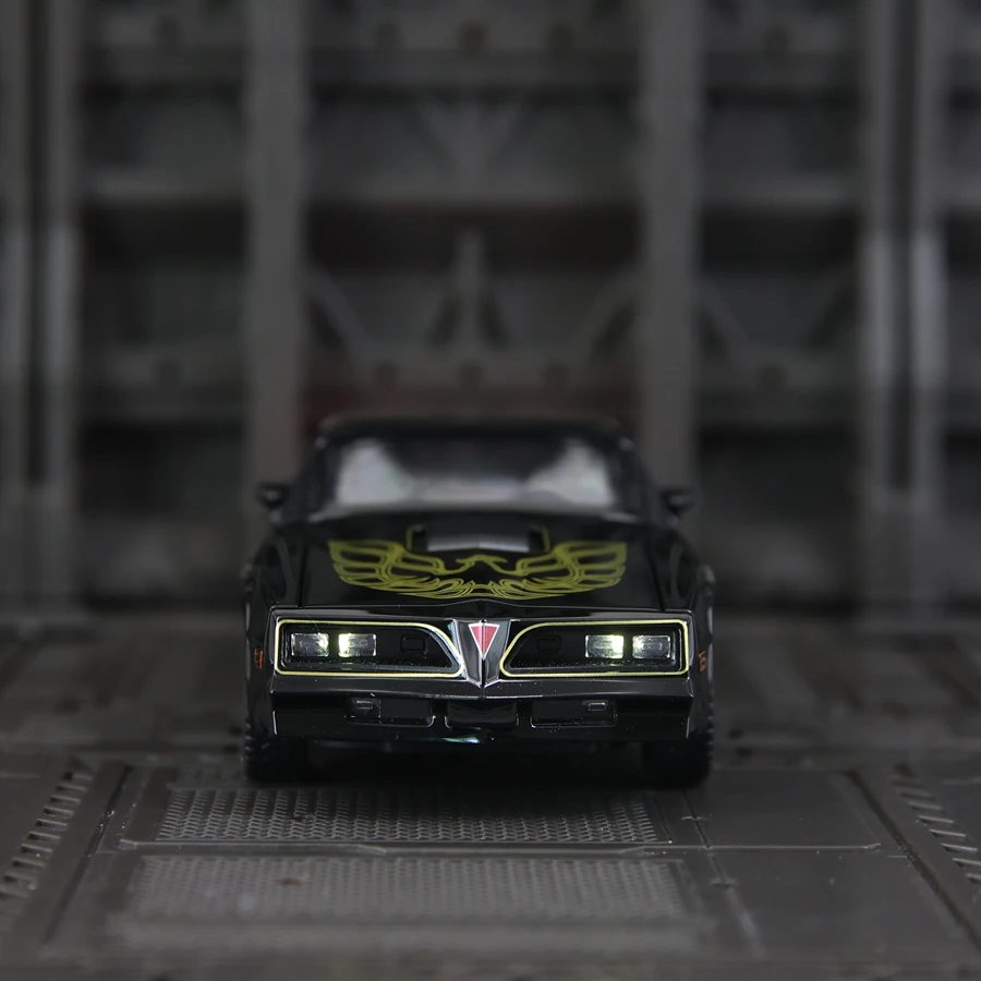 

1:32 Simulated Pontiac Firebird Alloy Car Model doors on both sides that can be opened has sound and lighting functions