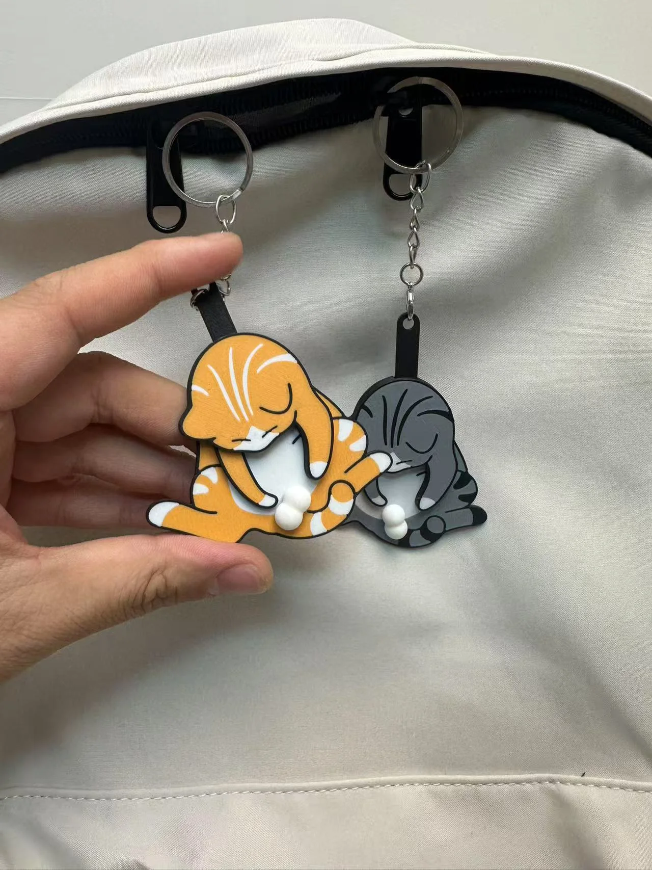 Niedlicher Schlüsselanhänger, kreativer Anhänger mit beweglichen Kugeln, drehbarer Katzen-Anhänger aus Acryl für Taschen, Schlüsselringe, Handtaschen und Autoschlüssel – ein Accessoire für Damen. – Detail 2