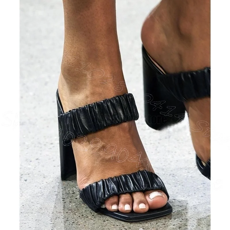 รองเท้าส้นสูงแบบเปิดนิ้วเท้า ดีไซน์จีบสีแดงกุหลาบ สวมใส่ง่ายสำหรับผู้หญิง ส้นหนา งานปาร์ตี้ งานเลี้ยง ออกเดท ปี 2025 รองเท้าผู้หญิง