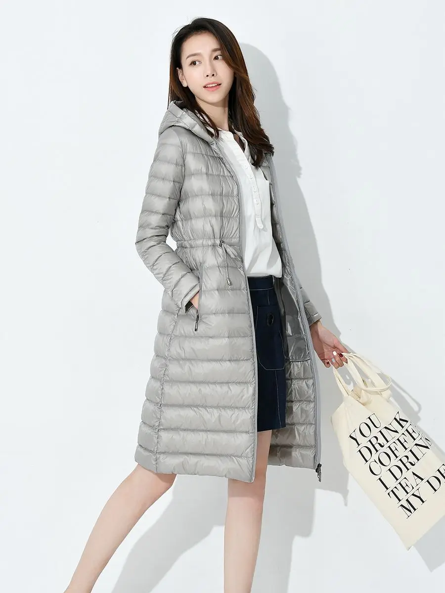 معطف أنيق وطويل 2025. تتميز السترة ذات القلنسوة خفيفة الوزن مع خصر برباط جذاب مناسبًا.