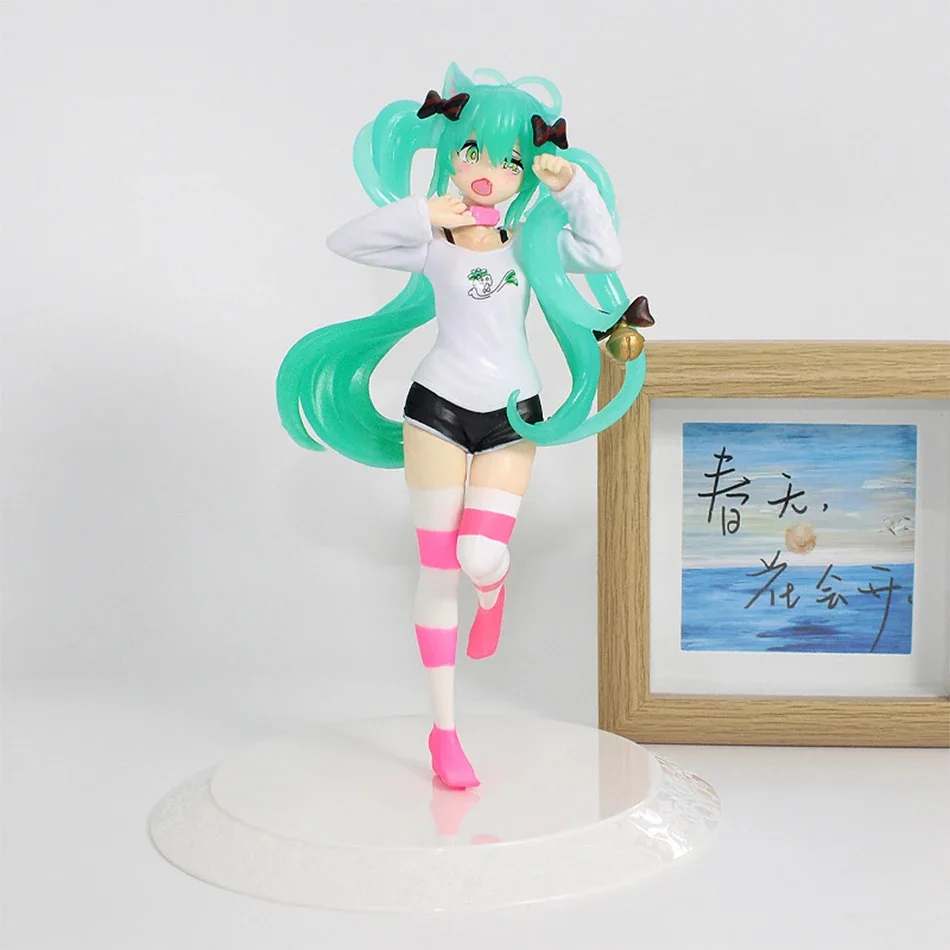 โมเดลตุ๊กตาอนิเมะ ฮัตสึเนะ มิคุ การ์ตูนน่ารัก ของตกแต่งบนโต๊ะ เหมาะสำหรับตกแต่งคอนโซลรถยนต์ ของขวัญน่ารักสำหรับวันหยุด