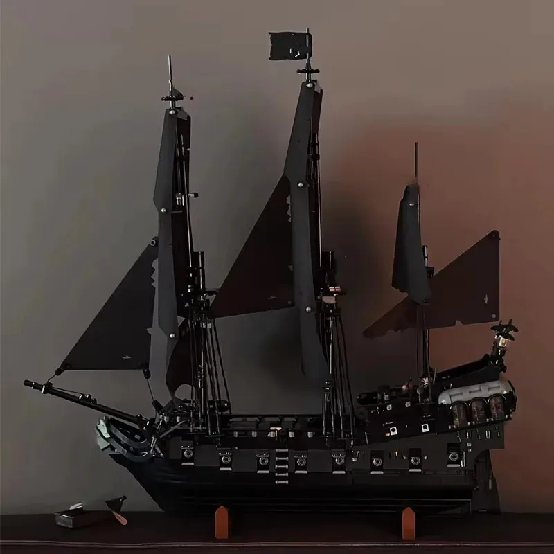 

10365 Creative Series Model Ornament Large Black Pearl Pirate Ship Adult Assembly Building Blocks Toy 2862pcs