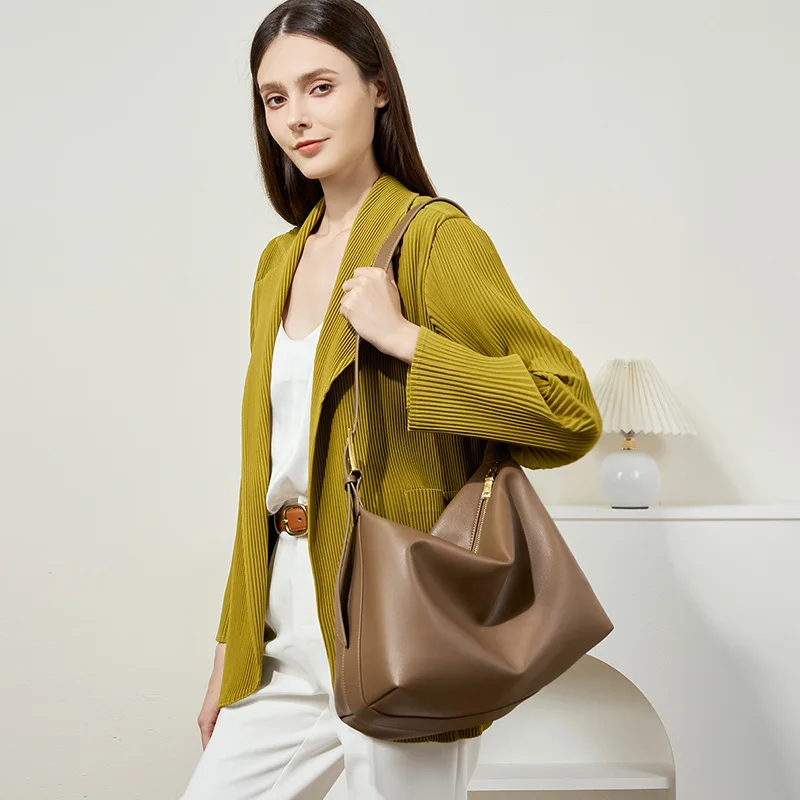 Leather Underarm Big Tote Stray 2024 New Cowhide Commuter Big Shoulder Messenger Women's Bag