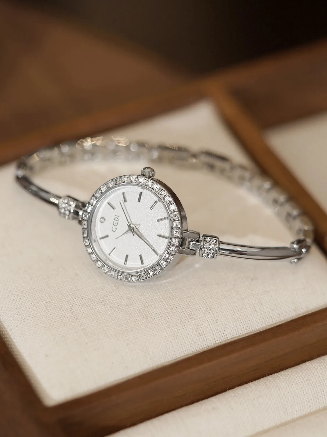 

2026 Luxury Women's Watch: Compact and Stylish Stainless Steel Bracelet Quartz Watch for Students—Perfect Birthday Gift