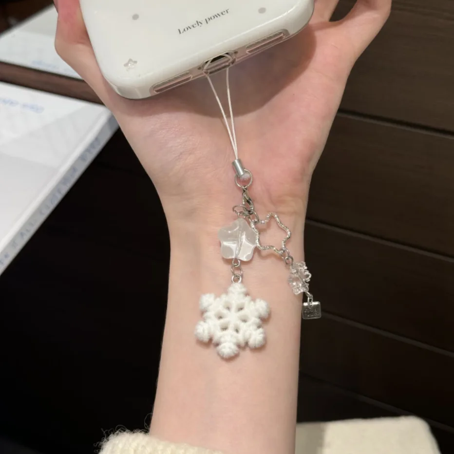 Snowflake Phone Charm Plush Snow Pendant Phone Strap Christmas Bag Charm Handmade Beaded Women Fashion Keychain Jewelry Gift