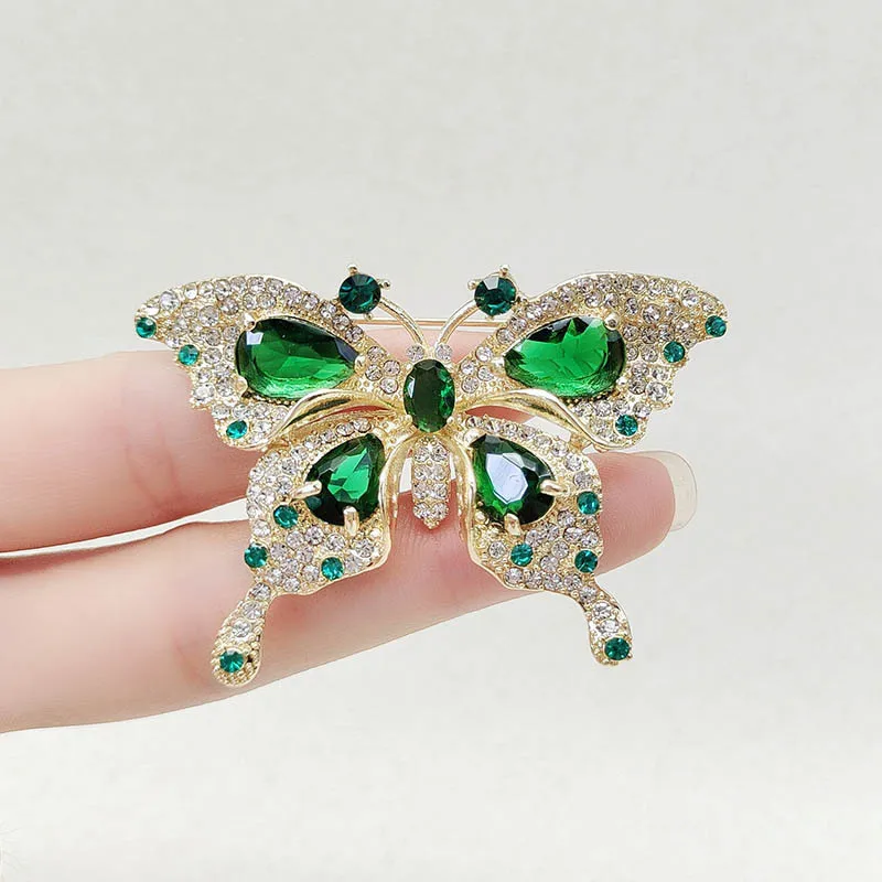

Новая ретро легкая роскошная брошь-бабочка изумрудного кристалла, женская антибликовая шаль с пряжкой, аксессуар для одежды