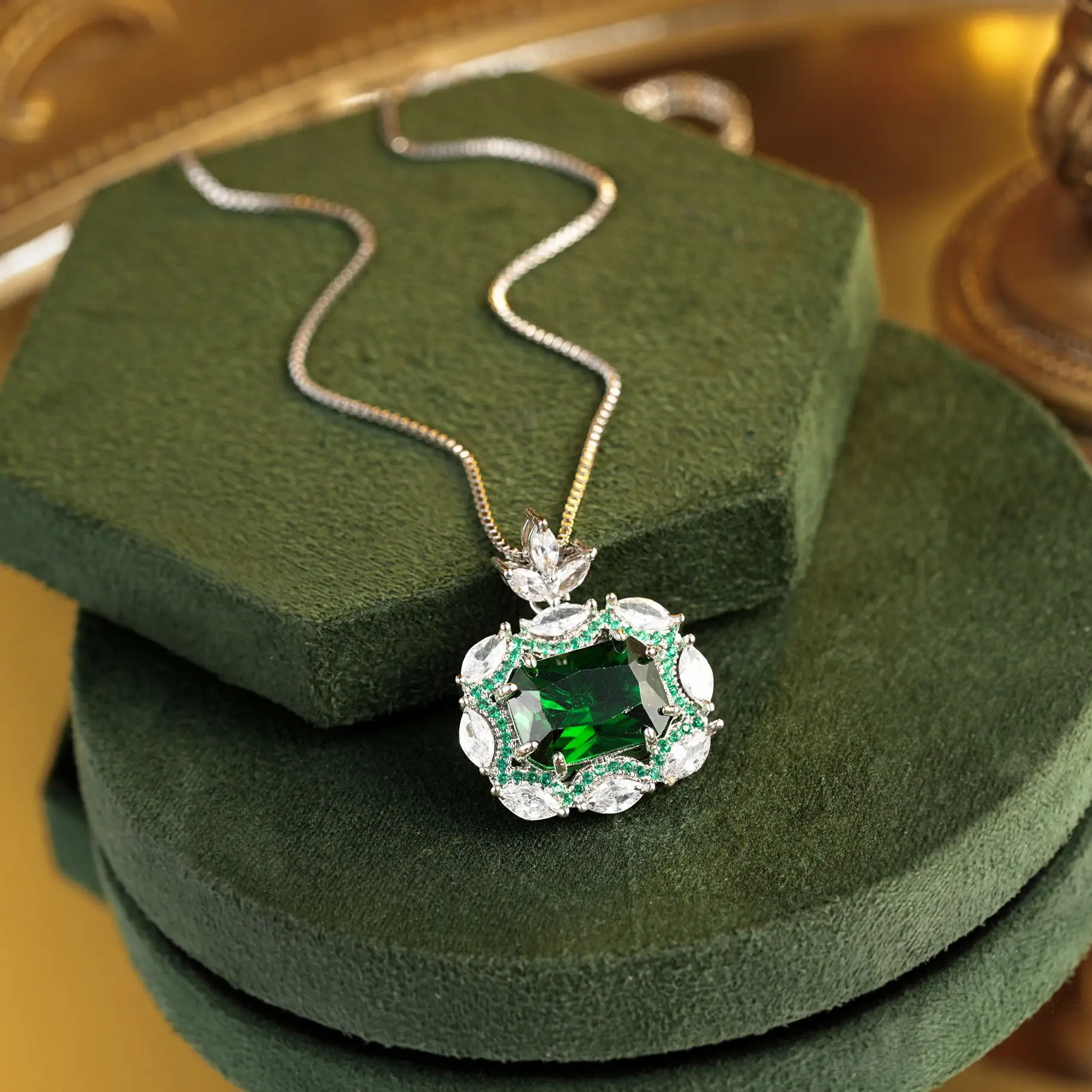 Chinese Style Emerald Cut Green Cubic Zirconia Pendant Necklace For Women Elegant Brass Plated Clavicle Chain Party Wedding Gift
