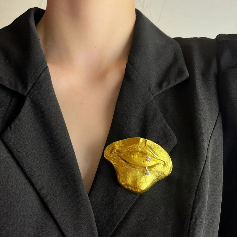 Abstract Retro Exaggerated Special Metal Lips Brooch for Women Men Unisex European American Personal Couple Brooch HUANZHI 2024