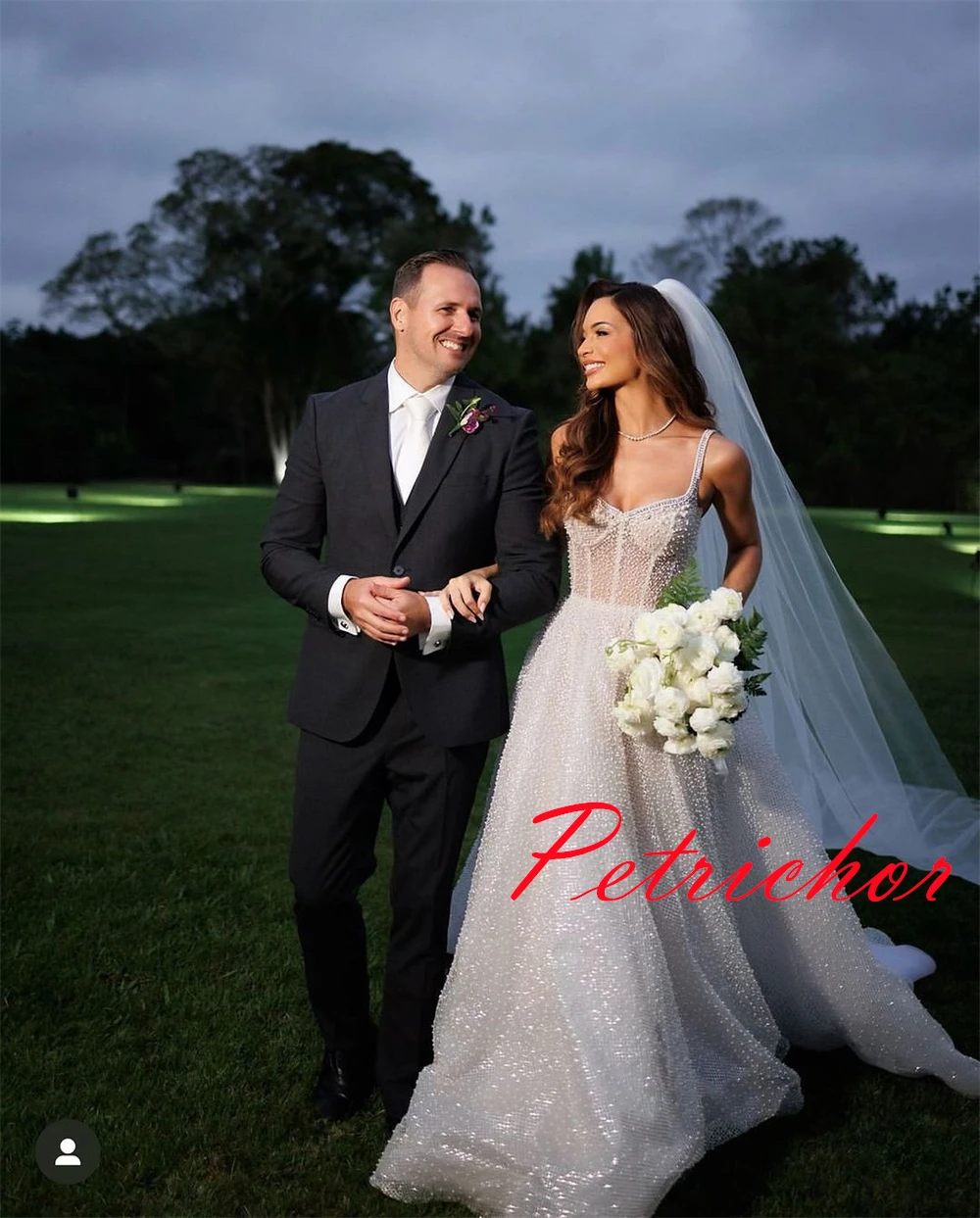 맞춤 제작 고품질 화이트 오간자 웨딩드레스 우아한 스트랩리스 스파게티 스트랩 브라이덜 가운 채플 트레인 드레스