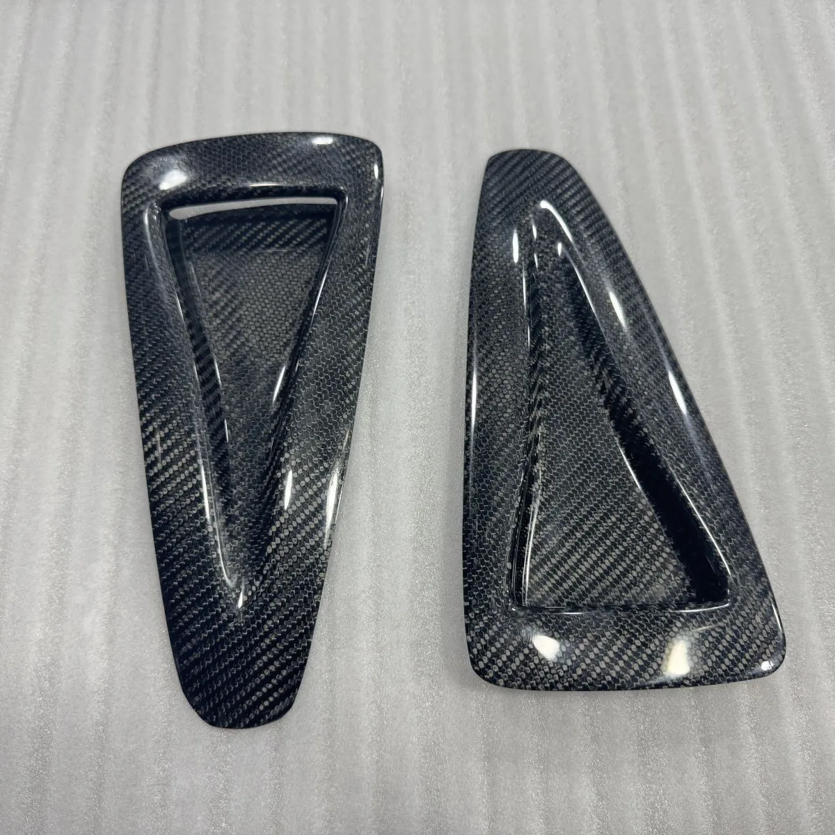 Suitable for Nissan GTR R35 modification upgrade original carbon fiber cover paste trend