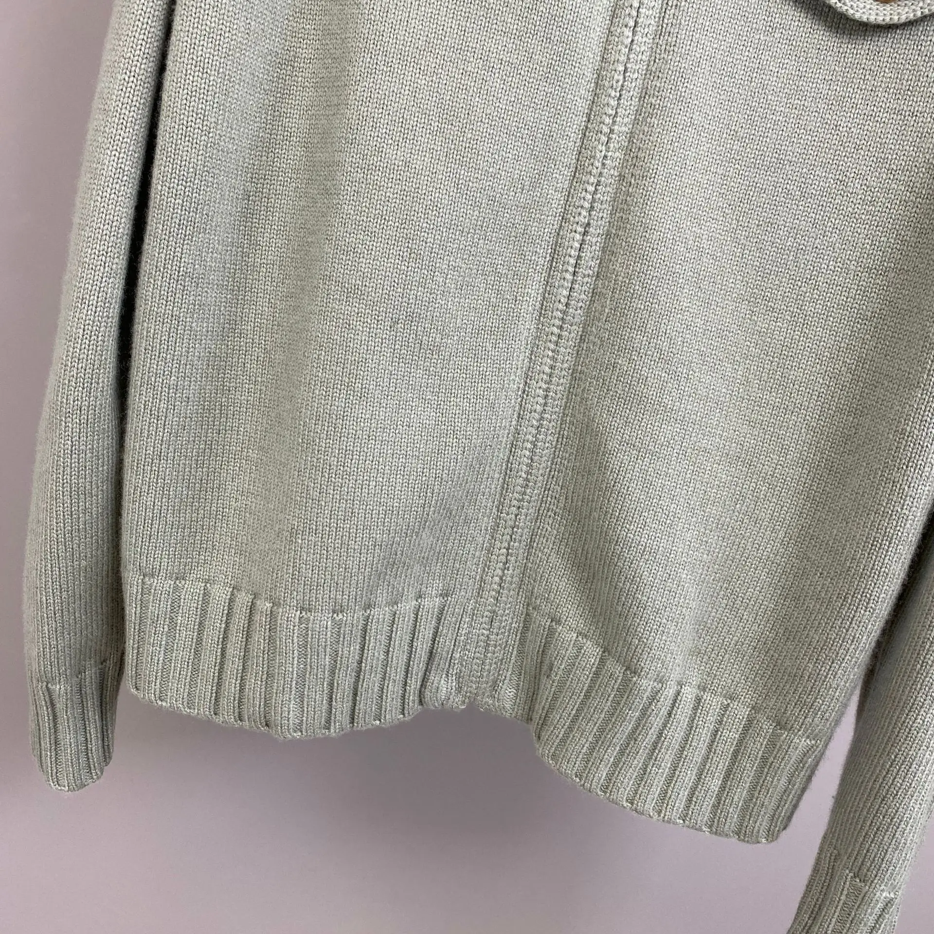 เสื้อคาร์ดิแกนไหมแคชเมียร์ถัก สีพื้น ซิปติดปก สไตล์ใหม่ ฤดูใบไม้ร่วงและฤดูหนาว ปี 2025 แฟชั่นทันสมัย ใส่ได้หลากหลาย สไตล์ลำลอง สำหรับผู้หญิง