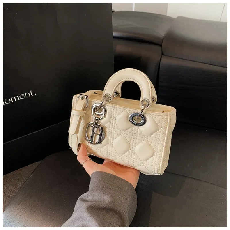 高級トラベルダッフルバッグ - 複数のコンパートメントとファッショナブルなクロスボディオプションを備えた広々とした防水トート