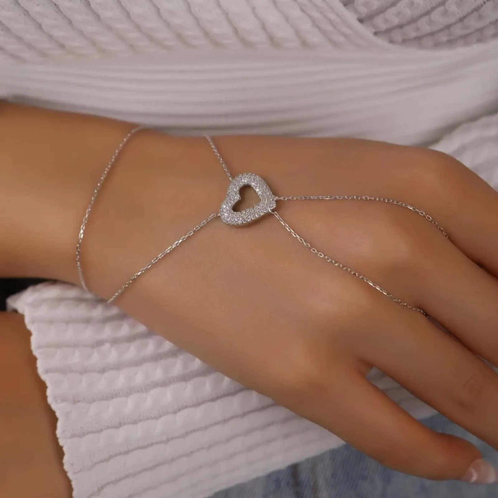 

Stonefans Heart Hand Bracelet for Women Dainty Jewelry Handmade Gift Shining Wholesale Girlsfriend Wedding Bangles Bridal Gifts