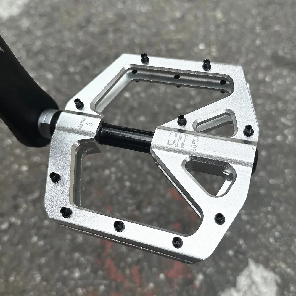 Ultra-light Mountain Bike Pedals CNC Aluminum Alloy Polished 3 Bearing Pedals Downhill Dirt Bike Anti-slip Bicycle Pedals