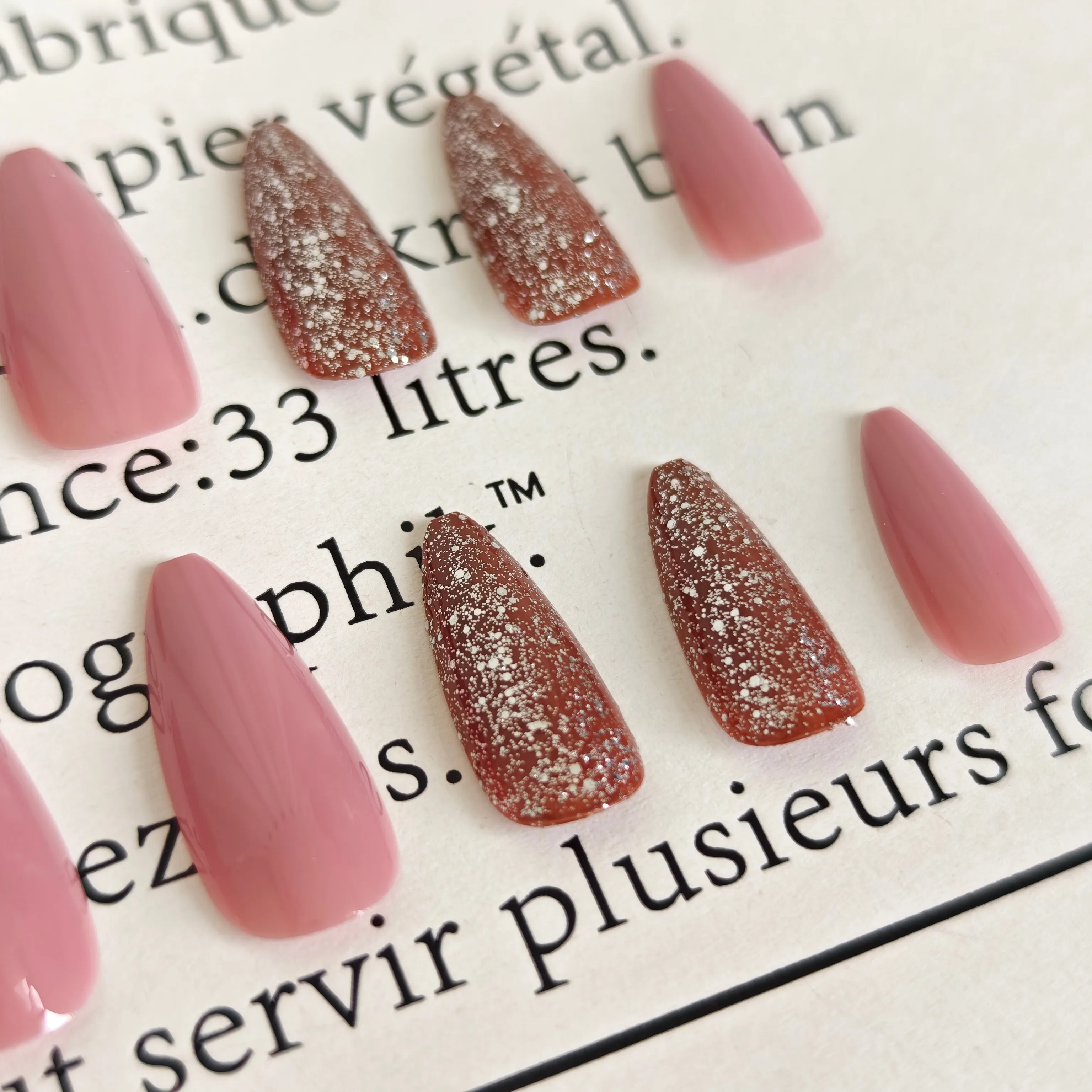 เล็บปลอมแบบกดติดสีแดงเข้มด้าน 24 ชิ้น พร้อมกลิตเตอร์สีอบเชย รูปทรงอัลมอนด์ยาว และอุปกรณ์ติดเล็บ