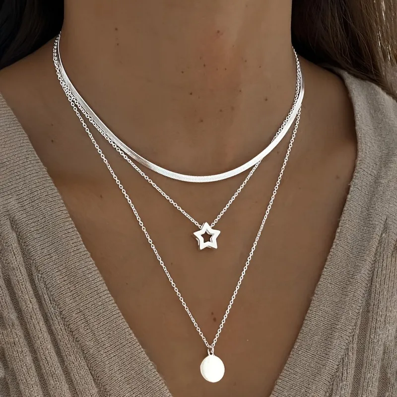 Una simple cadena de hueso de serpiente con colgantes de estrella redonda, un collar de mujer para citas, vacaciones, fiestas y regalos diarios.