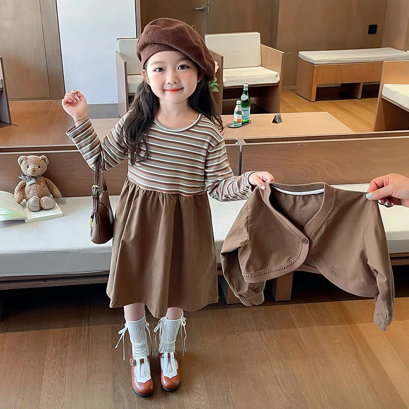 

Костюм для девочек, осень 2023, новая детская одежда, корейский стиль, платье в полоску для маленьких девочек, два комплекта повседневного простого универсального платья