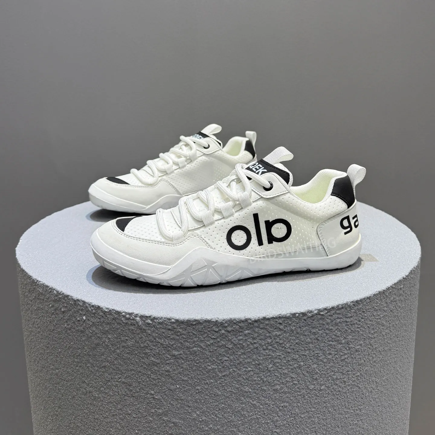 New sports shoes Summer breathable unisex sports casual lightweight soft-soled shoes White sports shoes Everyday training shoes