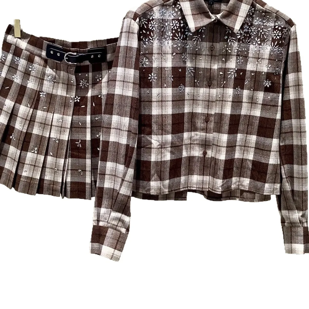 

Женский комплект с клетчатым узором и алмазным декором: рубашка с отложным воротником и контрастными вставками + короткая юбка с высокой талией, элегантный ретро-костюм