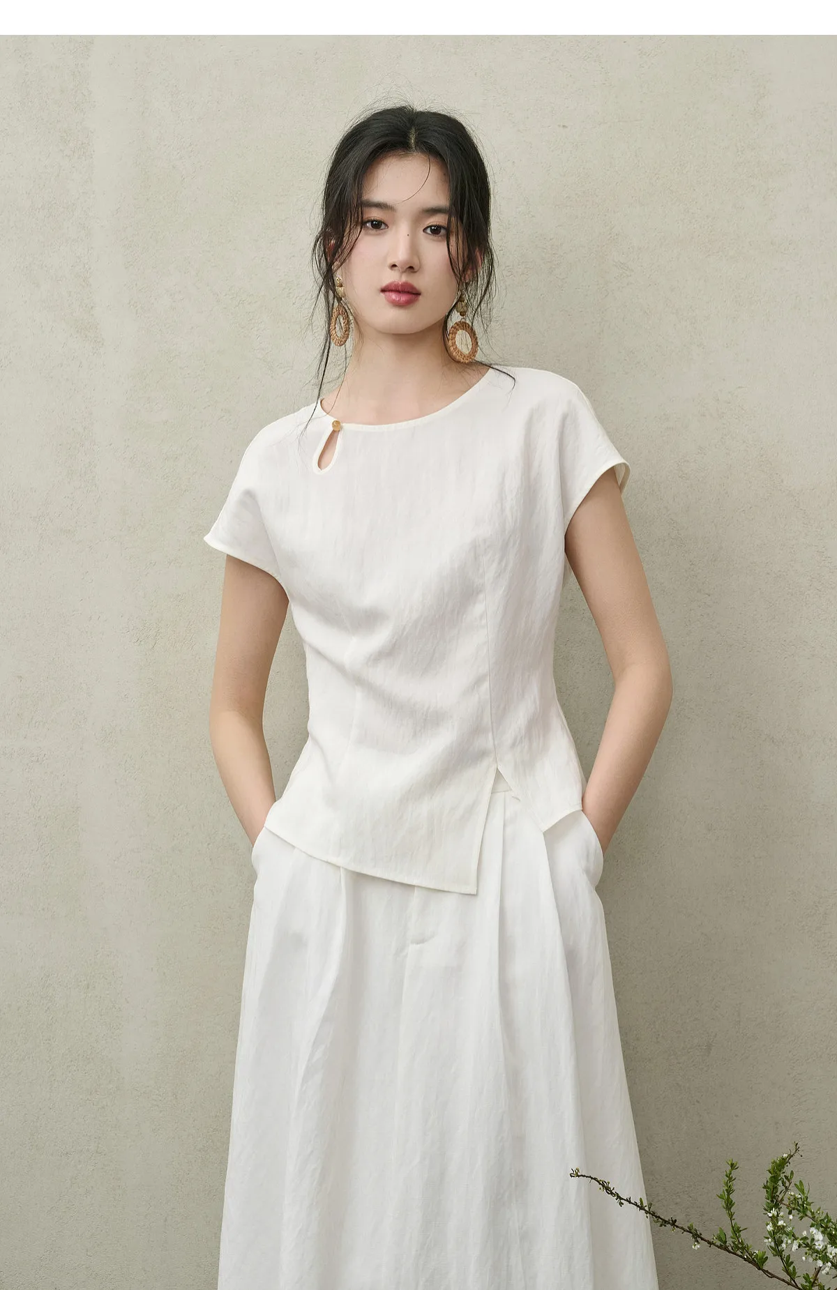 SENTUBILA Damen Sommer Weiße Bluse 2026 Elegante Modische Lyocell-Mischung mit Hohlen Perlen und Schnalle Kurzarm-Oberteil 162VG6426 – Detail 26