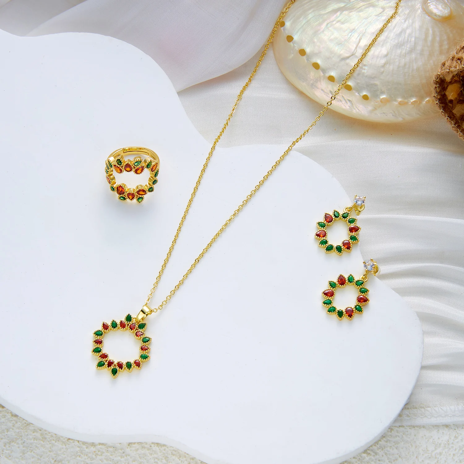 Vergoldetes Set mit Halskette, Ohrringen und Ring mit Zirkonia-Blumenkranz für Damen, Zierliches CZ-Messing-Schmuckset, Party- und Hochzeitsgeschenk – Detail 10