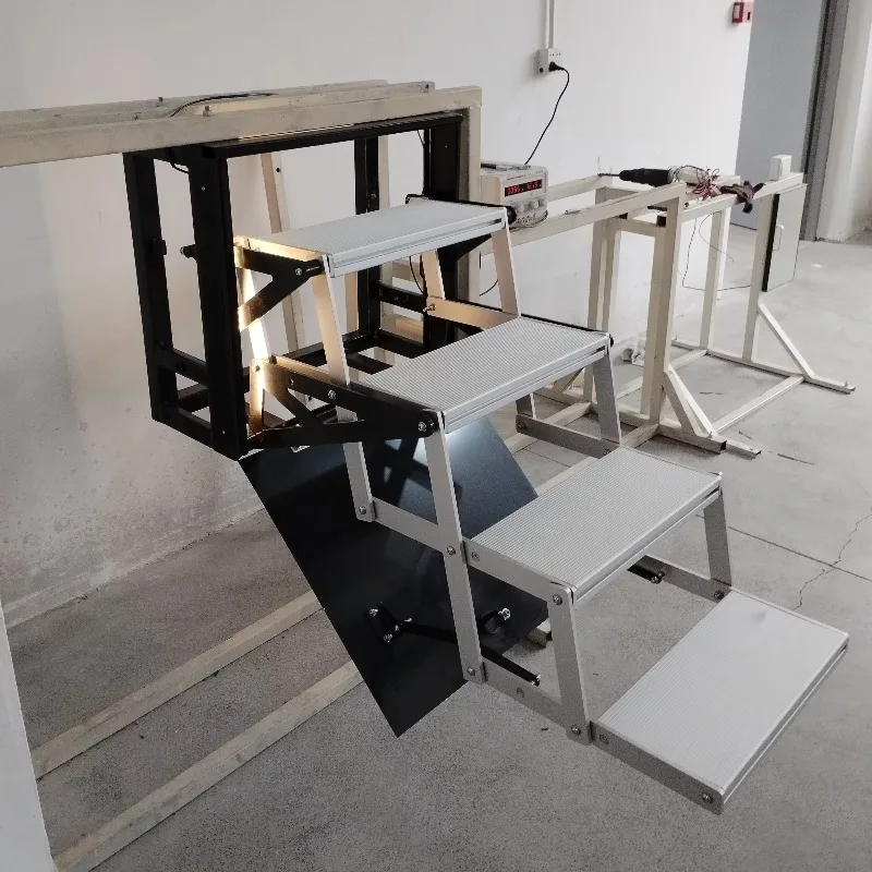 ملحقات المنزل المتنقل خطوات منزل متنقل مع صمام ثنائي باعث للضوء 4 خطوات من الفولاذ المقاوم للصدأ قابل للطي يدويًا/سلالم كهربائية