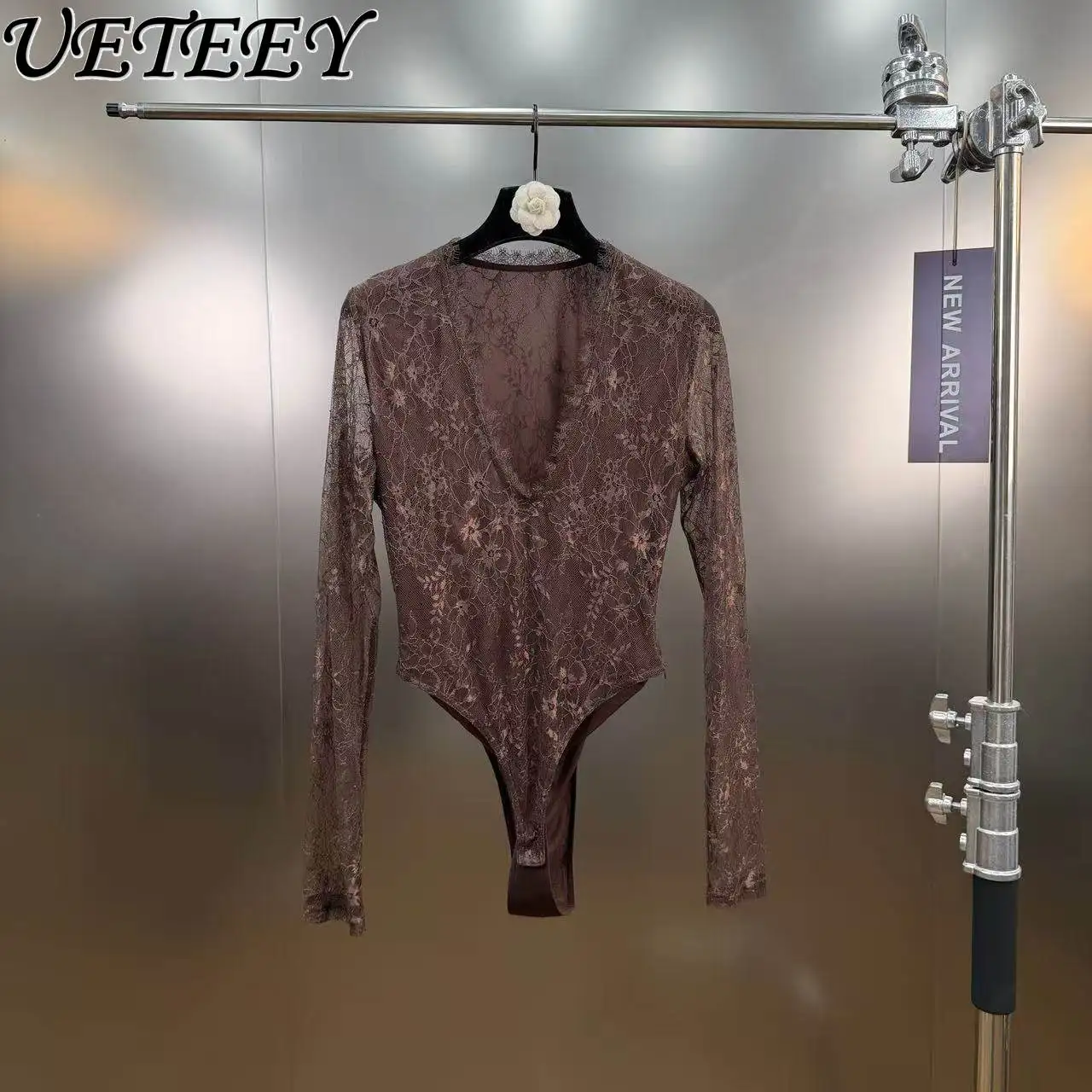 

2026 Весеннее элитное кружевное боди во французском стиле, сексуальный облегающий комбинезон с v-образным вырезом и длинными рукавами, осветляющий элегантный облегающий комбинезон