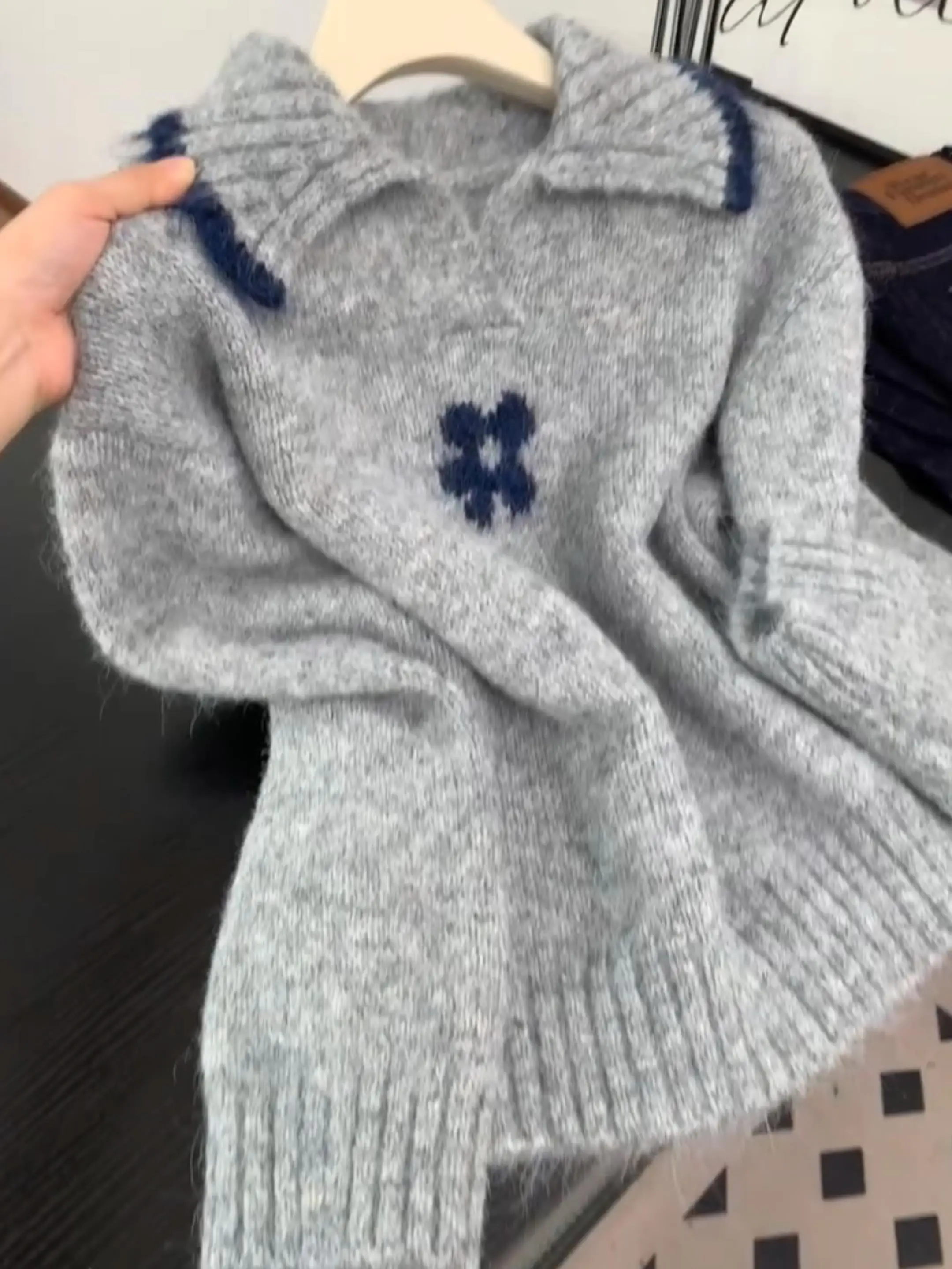 快適なグレーのニットセーター スタンドカラー ゆったりスタイル 韓国版 秋冬新作 レディース プレミアム感 長袖 クルーネックセーター